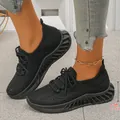 Detail van 4,5 cm platformzool op zwarte ademende mesh sportschoenen voor dames. - 36 / Zwart