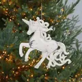 Nahaufnahme eines funkelnden, klaren Acryl-Einhorns, das an einem Weihnachtsbaum hängt - Transparentes Acryl Einhorn