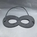 Nahaufnahme einer schwarzen Filzmaske in Achterform mit elastischem Band für Cosplay-Events - Unendlichkeitsform (HD7001) / Einzelstück / Schwarz