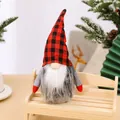 Handgemaakte kerstkabouter met rood geruite muts op een miniatuur houten bankje thuis - Rood-zwart Geblokte Hoed