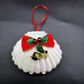 Perlweißer Muschel-Weihnachtsschmuck mit roter Schleife und goldenen Glocken für Partys - Stil B (Rote Schleife mit Glocke) / 1 Stück/Packung