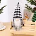 Kerstgnom decoratie met zwart-wit geruite hoed zittend op een kleine houten bank ornament - Zwart-wit Geblokte Hoed