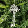Detailaufnahme eines klaren Glitzer-Acryl-Vintage-Schlüssels als Christbaumschmuck. - Transparentes Acryl Schlüssel