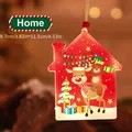 Detail eines hausförmigen Weihnachts-LED-Anhängers mit Rentier- und Bärenprint - Haus Einzeln
