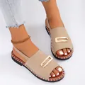 Sandali piatti beige da donna con cinturini elastici e dettaglio fibbia in metallo dorato. - 36 / Bianco avorio