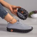 Gros plan de mocassins souples en cuir pour femmes avec semelles en caoutchouc - 35 / Gris