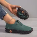 Detailopname van een flexibele groene zachte lederen schoen met gestikte rubberen zool - 35 / Donkergroen