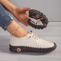 Detail van flexibele crème damesleren loafers met een handgestikte rubberen zool - 35 / Khaki
