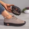 Detailopname van flexibele beige leren loafers met handgestikte rubberen zool die ombuigt. - 35 / Donker kaki