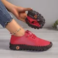 Detailweergave van flexibele rode leren loafers voor dames met zachte rubberen zool - 35 / Zachte Zool Gestikte Flat / Rood