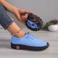 Close-up van de extreme flexibiliteit en zachte rubberen zool van de blauwe leren wandelschoenen - 35 / Hemelsblauw