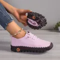 Detail van flexibele roze leren loafers met dikke handgestikte rubberen zolen - 35 / Roze