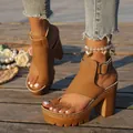 Elegantes sandalias de plataforma marrones con tacón grueso y hebilla ajustable al tobillo - 36 / Marrón
