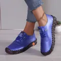 Gedetailleerd overzicht van blauwe zachtlederen damesloafers met rubberen zool. - 35 / Helder blauw