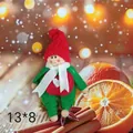 Adorno de muñeco elfo de Navidad hecho a mano con gorro rojo y traje verde talla 13x8cm - Niño Pequeño en Verde (K-C137) / 13*8cm