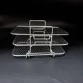 Detailansicht eines 3-stufigen Edelstahl-Heißluftfritteusen-Racks mit Gitteretagen - Grill