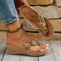Primer plano de chanclas con cuña beige y flores con costuras detalladas y suela - Amarillo Tierra
