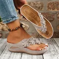 Vista detallada de chanclas de cuña grises con delicados adornos de flores 3D - 36 / Gris claro