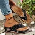 Elegantes chanclas con cuña negras con decoraciones florales y suela de plataforma - 37 / Negro