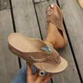 Elegantes sandalias de cuña marrón con hebilla metálica y parte superior de ante perforada - Camel