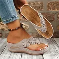 Chanclas con plataforma grises para mujer con suela de cuña vintage y flores 3D decorativas. - 36 / Gris claro