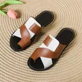 Lässige flache Sandalen für Damen in Kontrastfarben mit braunen und weißen Riemen - 36 / Weißbraun