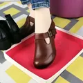 Primer plano de zapato de cuero marrón con tacón bajo y correa con hebilla en el pie - 35 / Marrón Oscuro