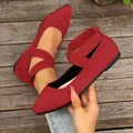 Detailopname van rode suède ballerina's met elastische kruisbanden op houten vloer - 36 / Rood