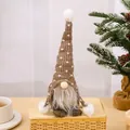 Gnomo di Natale nordico con cappello marrone a maglia, cuori e lunga barba bianca - Marrone