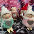 Lindos adornos de ángeles de peluche rosa y verde con gorros de punto y corazones - Esquiador / K-C009 (Ángel de Esquí)