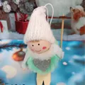 Adorno de muñeco de nieve de peluche con esquís y corazón - Muñeca Esquiadora Verde Menta (K-C073)