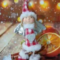Adorable ángel de peluche para el árbol de Navidad con gorro a cuadros y alas plateadas - Estilo Ángel de Cuadros Rojos y Blancos (K-C109)