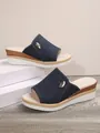 Detalle de las zapatillas con cuña y plataforma de mezclilla azul oscuro para mujer - 36 / Azul marino