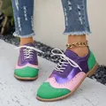 Vista dettagliata di scarpe brogue colorate con design stringato e decorazioni traforate floreali - 36 / Verde