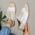 Scarpe stringate vintage brogue da donna con motivi floreali e design color-block. - 36 / Kaki