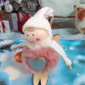 Adorno de muñeco de nieve esquiador de bola de felpa rosa para decoración de árbol de Navidad - Muñeca Esquiadora Rosa (K-C074)
