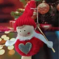 Ángel de Navidad de peluche hecho a mano con gorro de punto rojo y corazón plateado - Muñeca Ángel de Esquí Roja (K-C120)