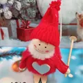 Encantador adorno de muñeco de esquí de peluche rojo con un corazón azul brillante - Muñeca Esquiadora Roja (K-C075)