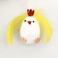 Detalle de un lindo pollito de Pascua hecho de un huevo de plástico y plumas - Altura aprox. 6cm / Blanco