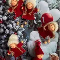 Set mit niedlichen Weihnachtsengel-Puppenornamenten mit roten Filzmänteln und weißen Mützen - K-C013 (Holzkopf Engel)