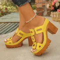 Vue détaillée de sandales jaunes à plateforme avec talons épais en bois et boucles. - Jaune