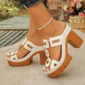 Detailansicht weißer Keilsandaletten mit Peeptoe-Design und stilvollen Goldschnallen - 35 / Weiß