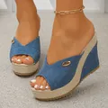 Stylische Keilsandaletten aus blauem Denim mit Plateausohle und Flechtoptik Textur - 36 / Hellblau