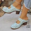 Dettaglio ravvicinato dei sabot blu chiaro traforati con altezza tacco di 6,8 cm - 36 / Celeste