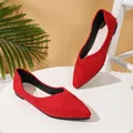 Vista dettagliata di ballerine a punta in camoscio rosso con suole morbide e comode - 35 / Rosso