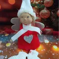 Rote Plüsch-Weihnachtsengelsfigur sitzend mit silbernem Glitzerherz und Flügeln Deko - Roter Sitzender Engel Stil (K-C059)
