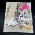 Nahaufnahme eines Foto-Requisiten-Sets für Teepartys in Plastikverpackung mit Blumen. - Tee-Party Masken-Set