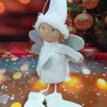Süße weiße Plüsch-Weihnachtsengelfigur mit langen Beinen und silbernen Glitzerflügeln - Weißer Sitzender Engel Stil (K-C060)