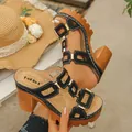 Klobige Plateausandalen mit schwarzen Cut-out-Riemen und eleganten goldenen Metallschnallen - 35 / Schwarz