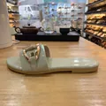 Eleganti sandali piatti verde menta con cinturino decorativo a catena dorata - 36 / Bianco avorio
